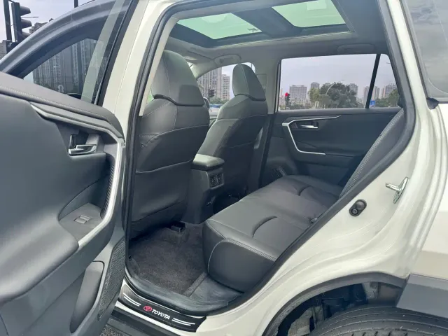 Toyota RAV4 — Фото автомобиля 6