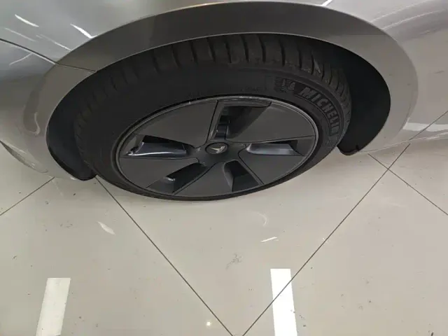 Tesla Model 3 — Фото автомобиля 22