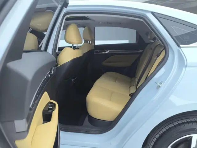 Geely Emgrand L — Фото автомобиля 11