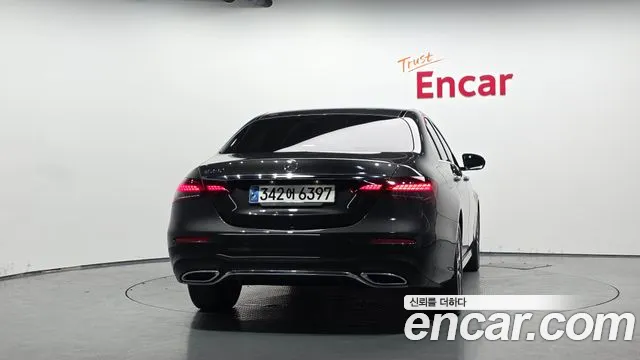 Mercedes-Benz E-Class — Фото автомобиля 4