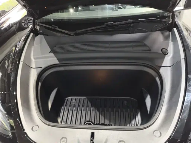 Tesla Model Y — Фото автомобиля 19