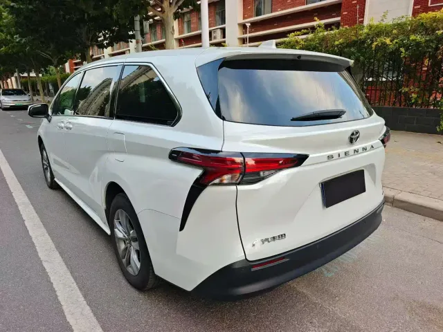 Toyota Sienna — Фото автомобиля 7