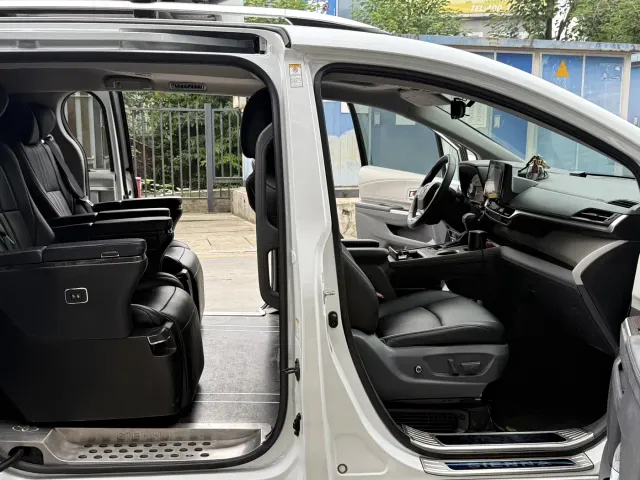 Toyota Sienna — Фото автомобиля 8