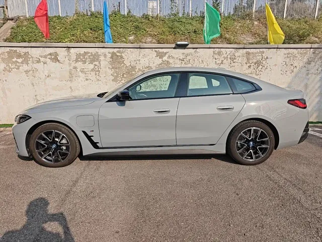 BMW i4 — Фото автомобиля 5