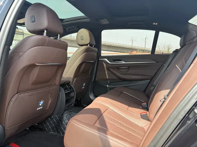 BMW 5 Series — Фото автомобиля 11