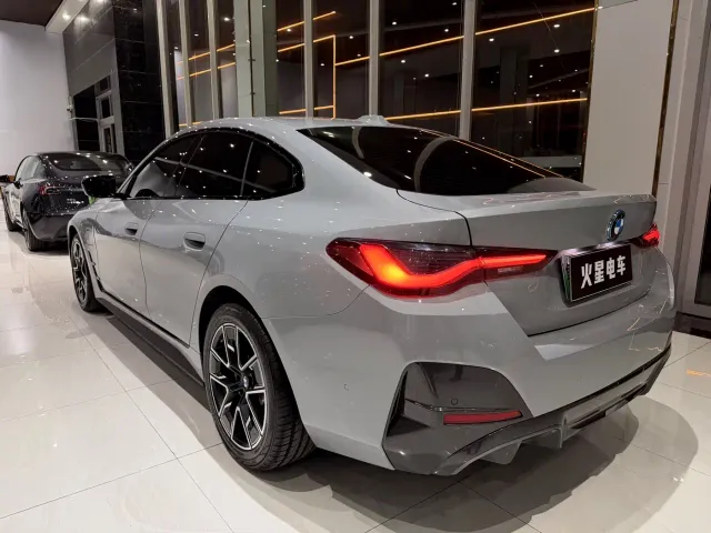 BMW i4 — Фото автомобиля 12