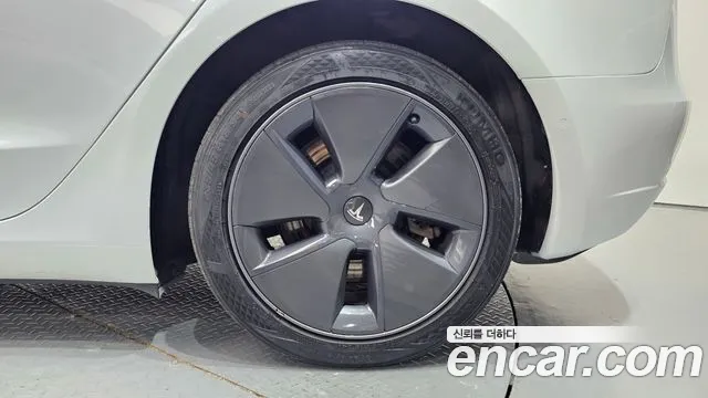 Tesla Model 3 — Фото автомобиля 20