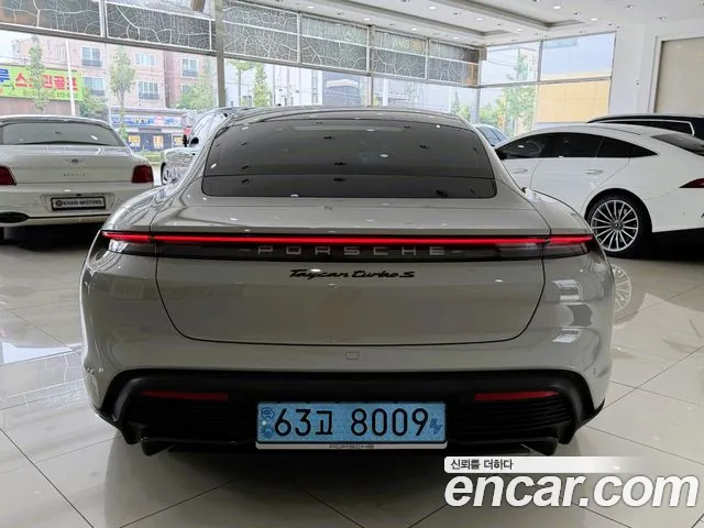 Porsche Taycan — Фото автомобиля 4