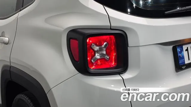 Jeep Renegade — Фото автомобиля 8