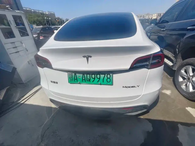 Tesla Model Y — Фото автомобиля 8