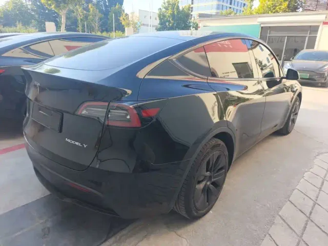 Tesla Model Y — Фото автомобиля 6