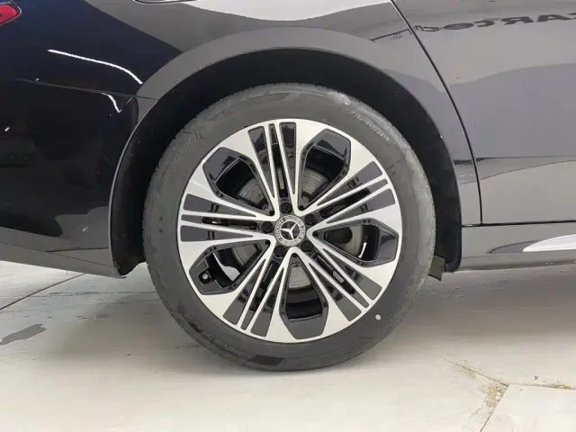 Mercedes-Benz E-Class — Фото автомобиля 11