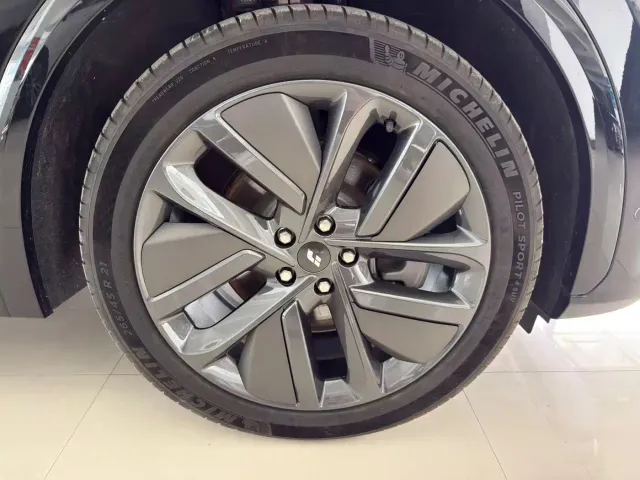Li Auto L7 — Фото автомобиля 17