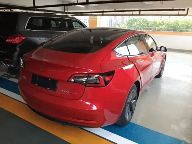 Tesla Model 3 — Фото автомобиля 6