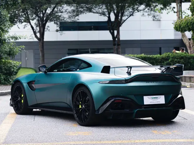 Aston Martin V8 Vantage — Фото автомобиля 6