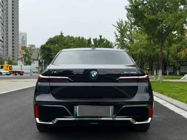 BMW i7 — Фото автомобиля 3