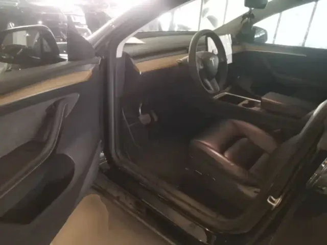 Tesla Model Y — Фото автомобиля 15