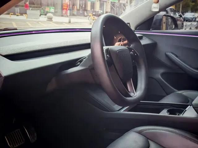 Tesla Model 3 — Фото автомобиля 12