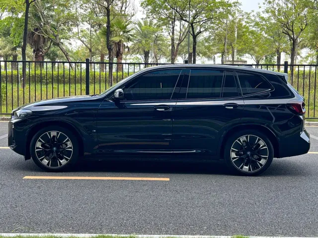 BMW iX3 — Фото автомобиля 4