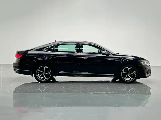 Volkswagen Passat — Фото автомобиля 7