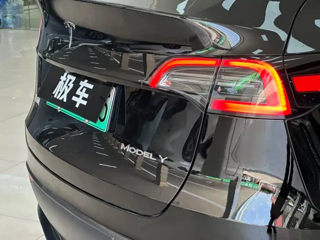 Tesla Model Y — Фото автомобиля 17