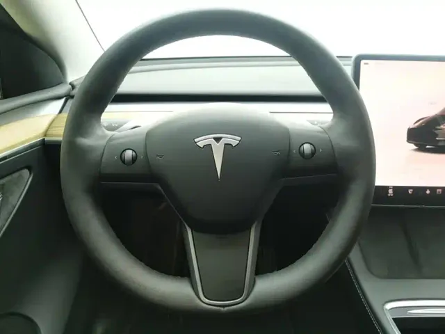 Tesla Model Y — Фото автомобиля 15