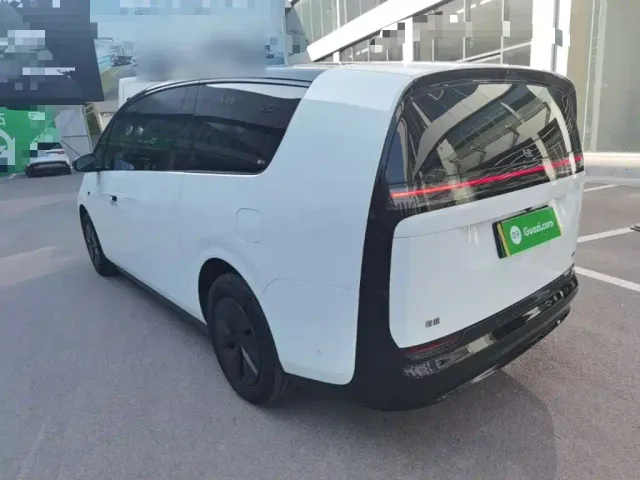 Li Auto MEGA — Фото автомобиля 4