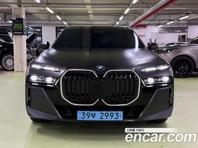 BMW i7 G70 — Фото автомобиля 2