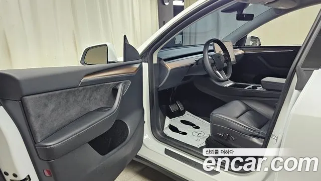 Tesla Model Y — Фото автомобиля 15