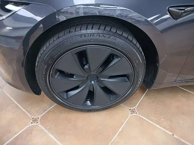 Tesla Model 3 — Фото автомобиля 22