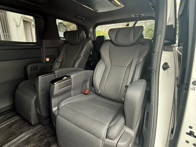 Toyota Alphard — Фото автомобиля 9