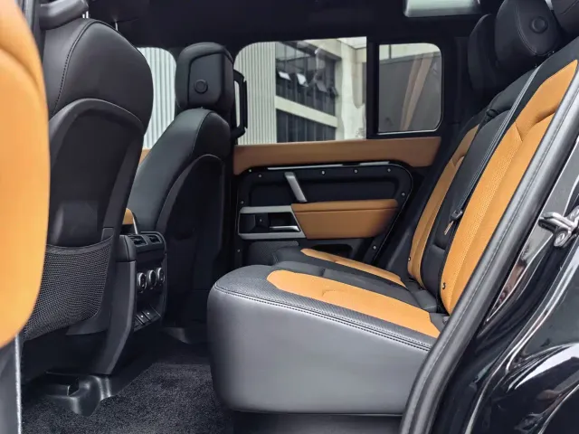 Land Rover Defender — Фото автомобиля 16
