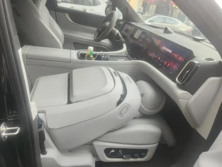 AITO Wenjie AITO M9 2024 Extended Range Ultra 42kWh 6-Seater — Фото автомобиля 8