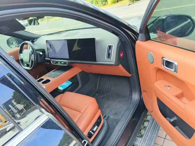 Li Auto L8 — Фото автомобиля 10