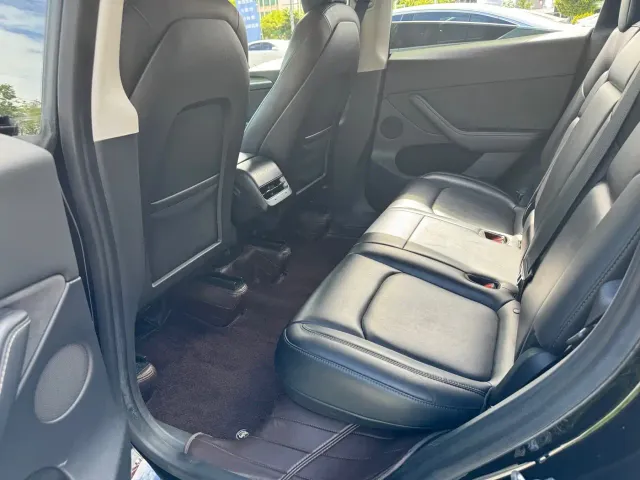 Tesla Model Y — Фото автомобиля 8