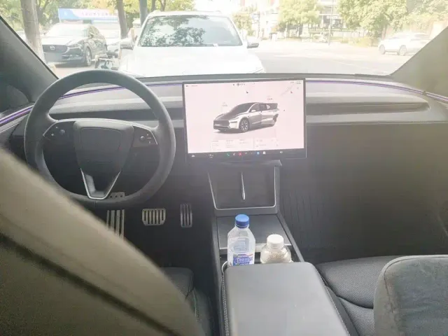 Tesla Model Y L — Фото автомобиля 5