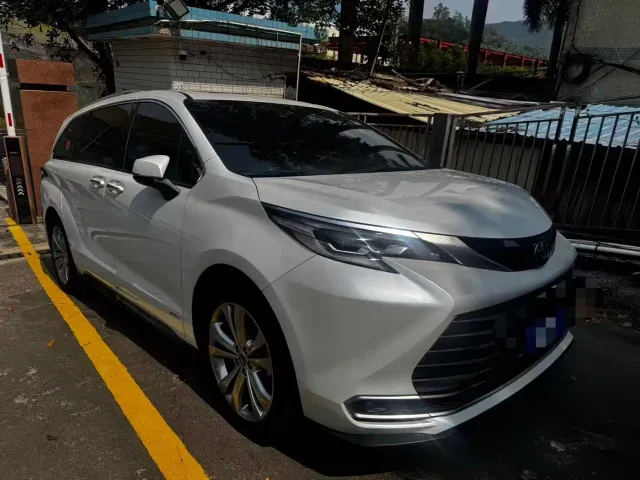 Toyota Sienna — Фото автомобиля 3