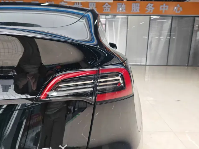 Tesla Model Y — Фото автомобиля 21