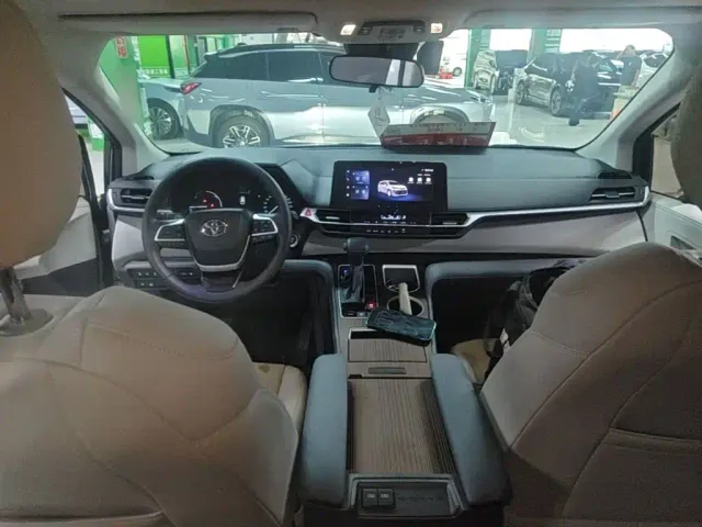 Toyota Sienna — Фото автомобиля 9