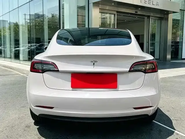 Tesla Model 3 — Фото автомобиля 5