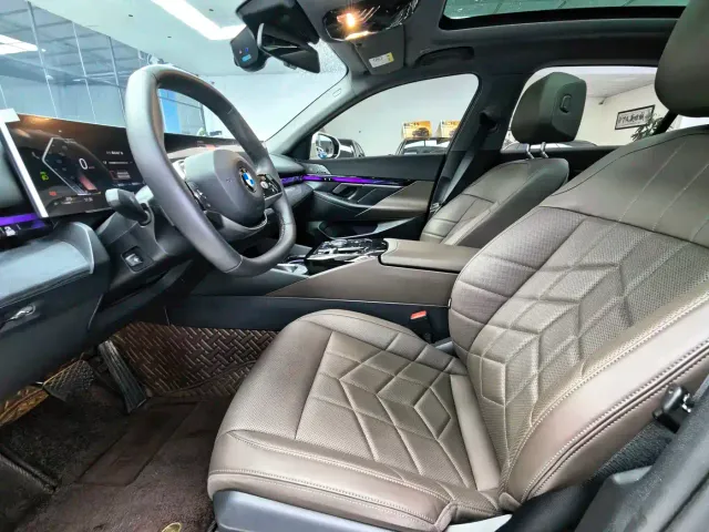 BMW 5 Series — Фото автомобиля 15