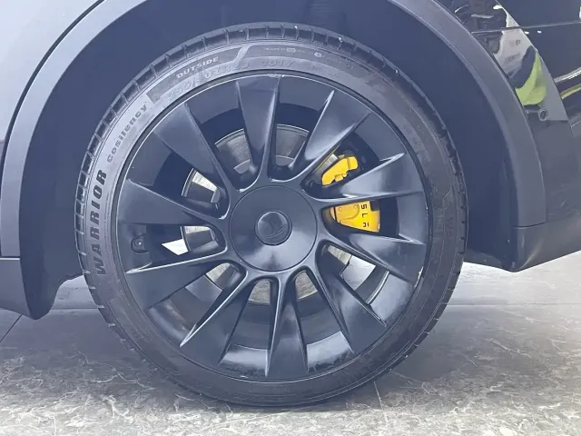 Tesla Model Y — Фото автомобиля 8