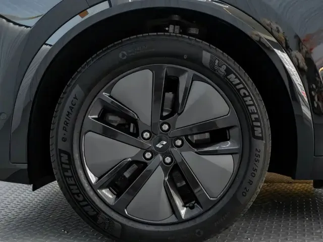 Li Auto L8 — Фото автомобиля 12