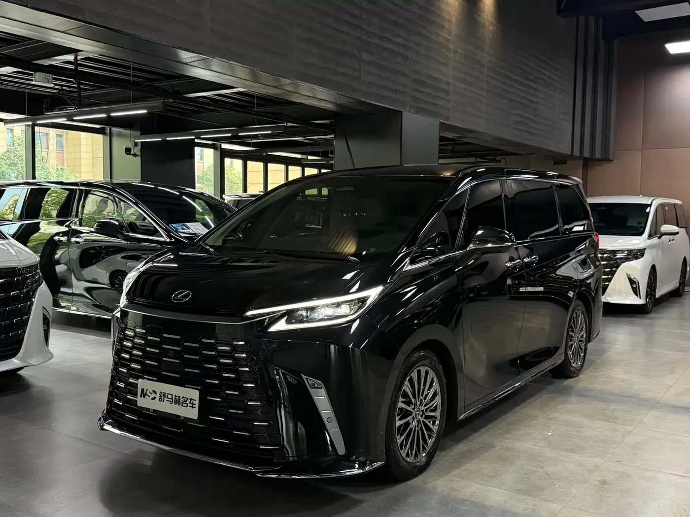 Фотография автомобиля — Lexus LM