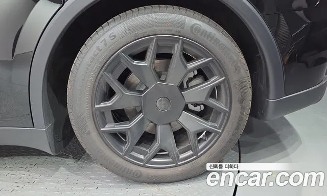 Tesla Model Y — Фото автомобиля 6