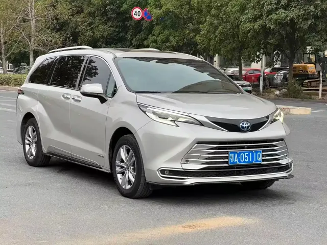 Toyota Sienna — Фото автомобиля 3