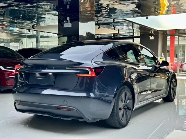 Tesla Model 3 — Фото автомобиля 14