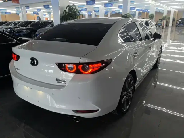 Mazda Axela — Фото автомобиля 4