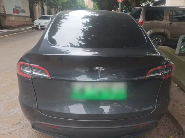 Tesla Model Y — Фото автомобиля 5