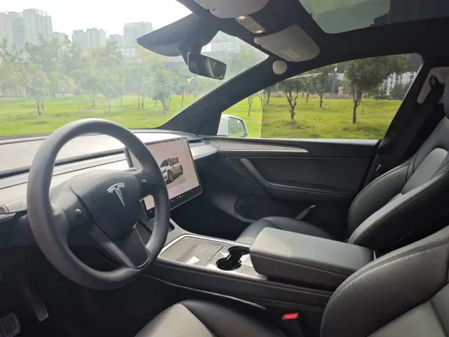 Tesla Model Y — Фото автомобиля 5